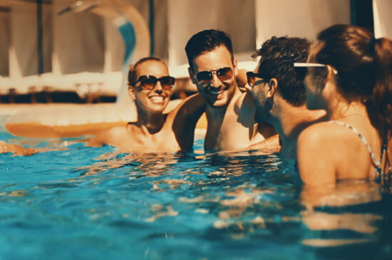 Por que se hospedar em um resort quando for viajar com mais pessoas?