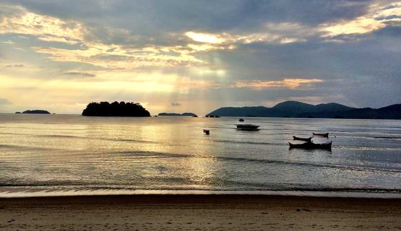 4 praias tranquilas para aproveitar no litoral brasileiro