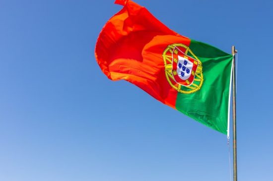 Você sabia? Nossa Senhora é considerada Rainha de Portugal. Descubra como a fé movimenta o país.