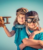 Qual idade mínima para viajar sozinho de avião? Qual idade mínima para viajar sozinho de avião?