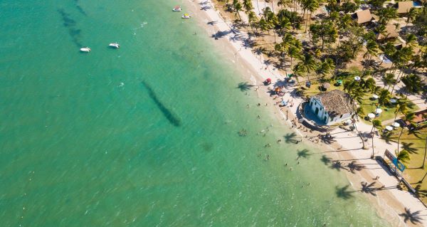 Pé na areia e muito sol: destinos incríveis para o viajante praiano