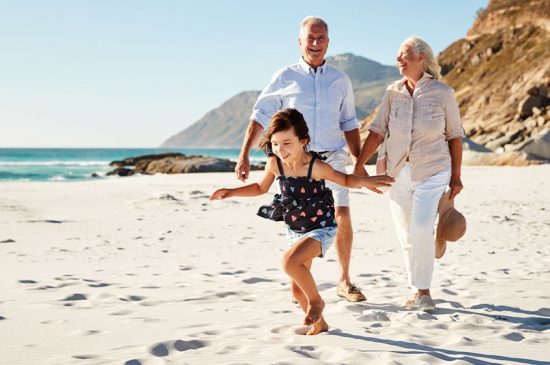 Viva seu destino: quais as vantagens de viajar com os avós?