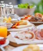 Toda hospedagem da Montreal Viagens tem café da manhã incluso? Sim, e esse é um dos grandes diferenciais do Clube de Hospedagem