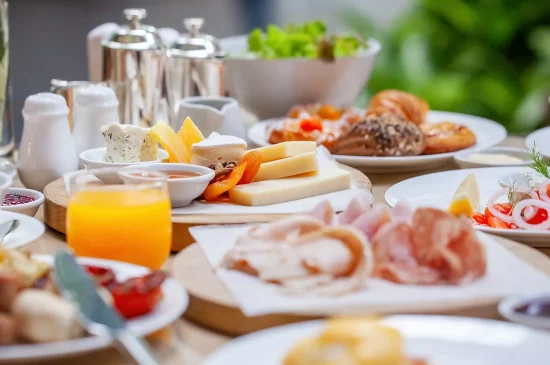 Toda hospedagem da Montreal Viagens tem café da manhã incluso? Sim, e esse é um dos grandes diferenciais do Clube de Hospedagem